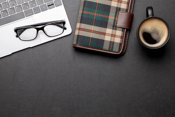 Office Desk Table Laptop Coffee Dark Workspace Tabletop Copy Space — Stock Photo, Image