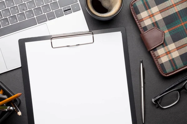 Kantoortafel Met Laptop Benodigdheden Koffie Donkere Werkruimte Tafelblad Met Leeg — Stockfoto