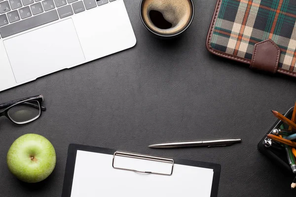 Mesa Escritorio Oficina Con Ordenador Portátil Suministros Café Mesa Espacio — Foto de Stock