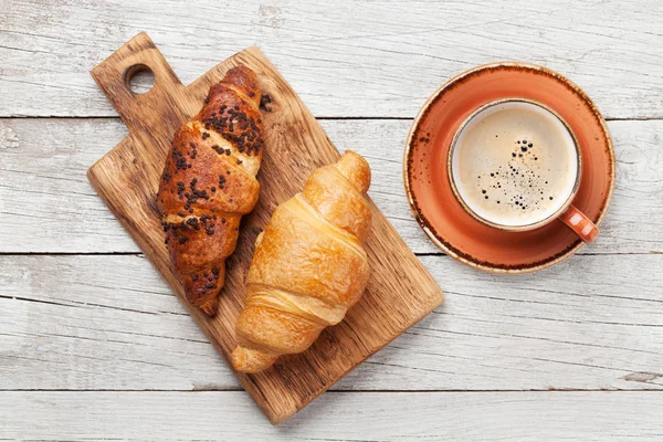 Café Manhã Com Café Croissant Vista Superior Sobre Mesa Madeira — Fotografia de Stock