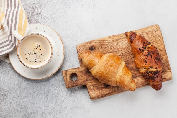 Frühstück Mit Kaffee Und Croissant Draufsicht Auf Holzbrett Flache Lage — Stockfoto