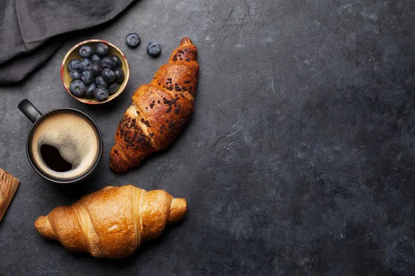 Reggeli Kávéval Bogyókkal Croissanttal Kőasztalra Néző Fénymásoló Felülettel Lapos Fektetés — Stock Fotó