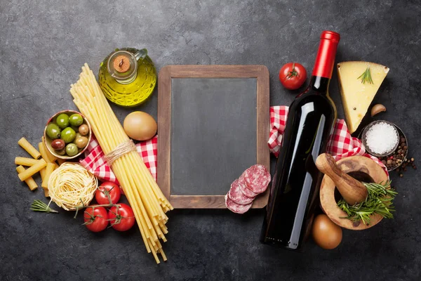 Italská Kuchyně Složky Potravin Těstoviny Sýr Salám Olivy Víno Horní — Stock fotografie