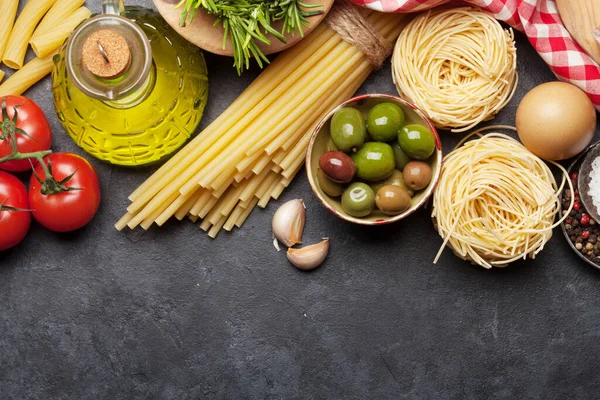 Cozinha Italiana Ingredientes Alimentares Massas Queijo Salame Azeitonas Tomates Top — Fotografia de Stock