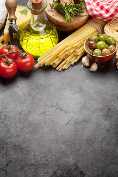 Cozinha Italiana Ingredientes Alimentares Massas Queijo Salame Azeitonas Tomates Mesa — Fotografia de Stock