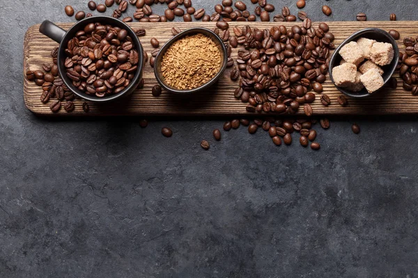 Tasse Café Sucre Grains Torréfiés Sur Table Pierre Noire Vue — Photo