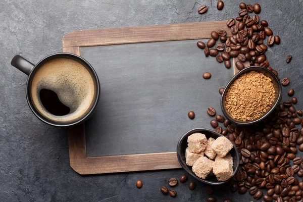 Coffee Cup Sugar Roasted Beans Dark Stone Table Top View — Stock Photo, Image