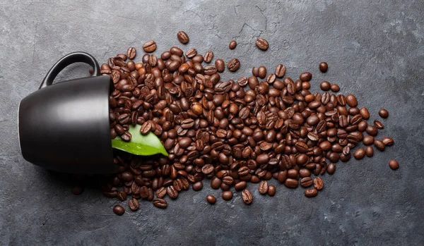 Tasse Café Avec Des Grains Torréfiés Sur Table Pierre Noire — Photo