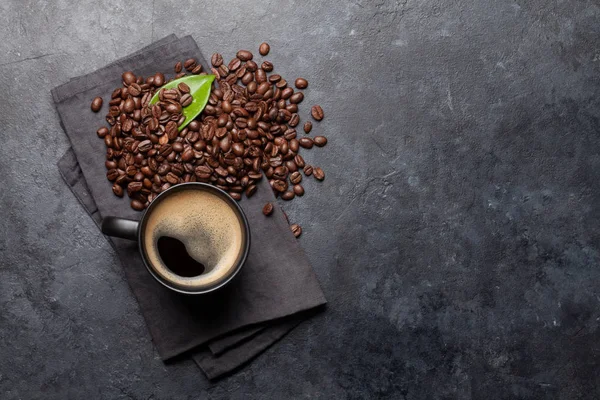 Kaffekopp Och Rostade Bönor Mörkt Stenbord Ovanifrån Med Kopieringsutrymme Platt — Stockfoto