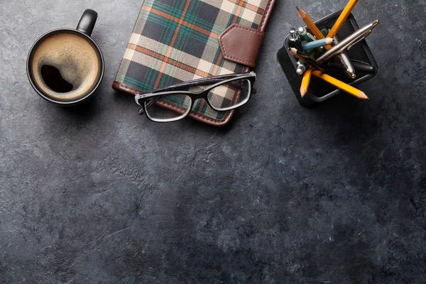 Bürotisch Mit Notizblock Zubehör Und Kaffee Dunkle Arbeitsplatte Mit Kopierraum — Stockfoto