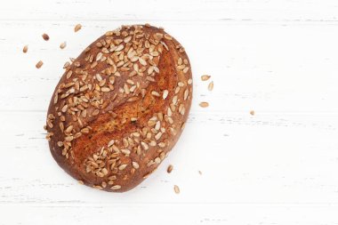 Tahta masada tohum ve ev yapımı ekmek. Üst görünüm düzlüğü kopyalama alanı ile yatıyordu