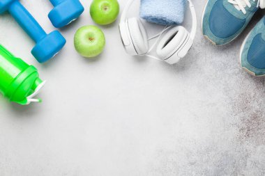 Taş zeminde spor aletleri. Üst görünüm düzlüğü kopyalama alanı ile yatıyordu