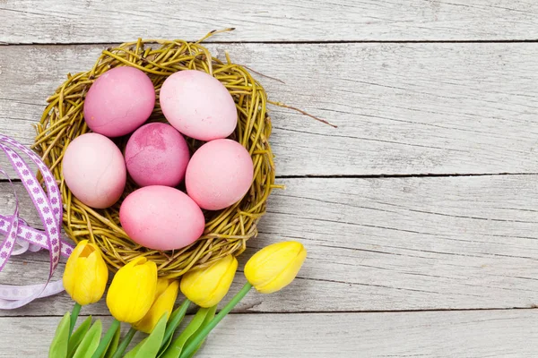 Tarjeta Felicitación Pascua Con Huevos Pascua Flores Tulipán Sobre Fondo — Foto de Stock