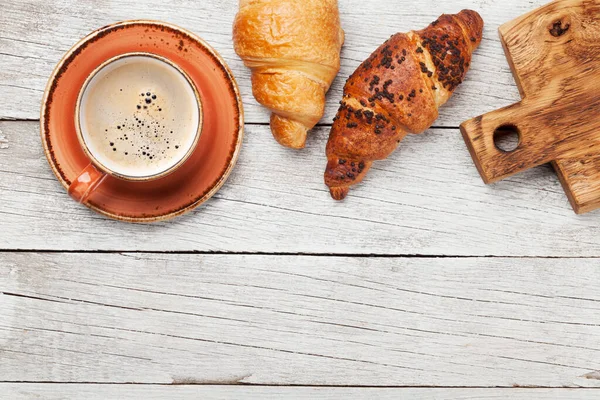 Frukost Med Kaffe Och Croissant Ovanifrån Träbord Med Kopieringsutrymme Platt — Stockfoto