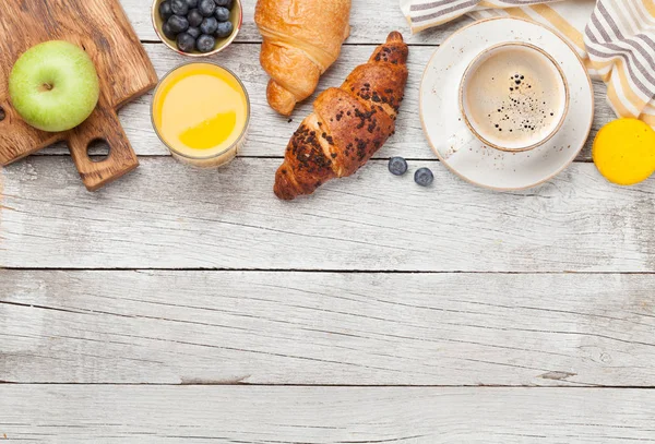 Frukost Med Kaffe Apelsinjuice Och Croissant Ovanifrån Träbord Platt Liggplats — Stockfoto