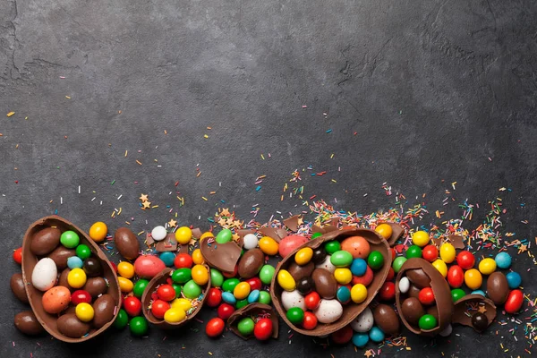 Oeufs Pâques Chocolat Bonbons Colorés Sur Fond Pierre Carte Vœux — Photo