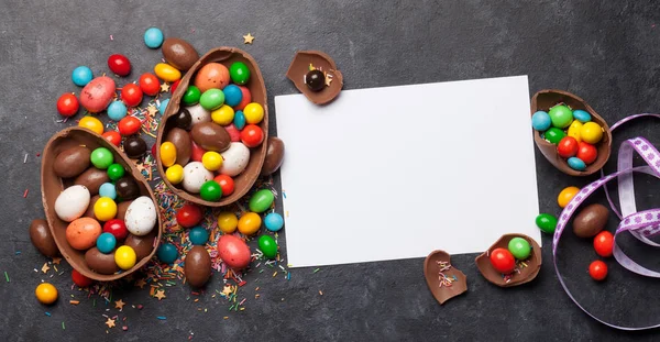 Schokolade Ostereier Und Bunte Süßigkeiten Auf Steinhintergrund Grußkarte Draufsicht Mit — Stockfoto