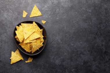 Meksika cipsi cipsi. Üst görünüm düz taş masa üzerinde kopya alanı ile yatıyordu
