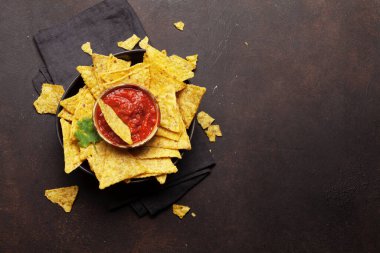 Meksika cipsi ve salsa sosu. Üst görünüm düz taş masa üzerinde kopya alanı ile yatıyordu
