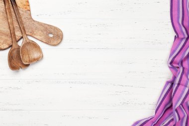 Mutfak masasında mutfak aletleri, masa örtüsü ve masa örtüsü ve yemek tarifiniz veya menünüz için yer var. Üst görünüm düzlüğü