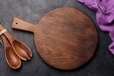 Mutfak masasında mutfak aletleri, masa örtüsü ve masa örtüsü ve yemek tarifiniz veya menünüz için yer var. Üst görünüm düzlüğü