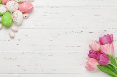 Paskalya tebrik kartı, üzerinde paskalya yumurtaları ve lale çiçekleri var. Üst görünüm düzlüğü kopyalama alanı ile yatıyordu