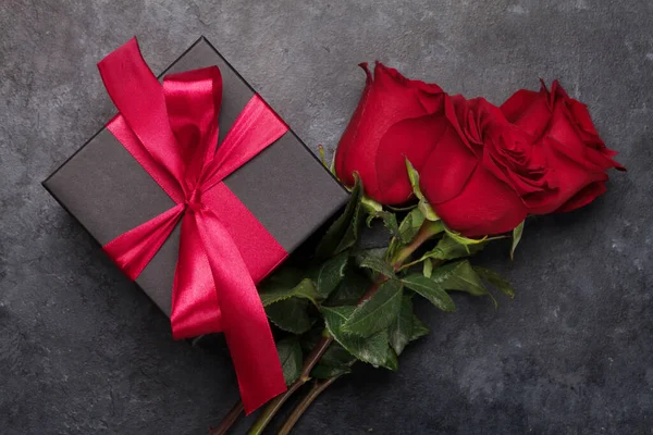 Valentinstag Grußkarte Mit Rosenblumen Und Geschenkbox Auf Steinhintergrund Draufsicht Flach — Stockfoto
