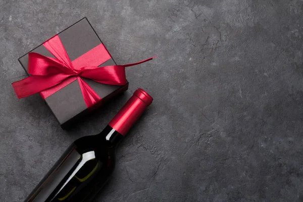 Valentijnsdag Wenskaart Met Geschenkdoos Rode Wijnfles Stenen Achtergrond Bovenaanzicht Plat — Stockfoto