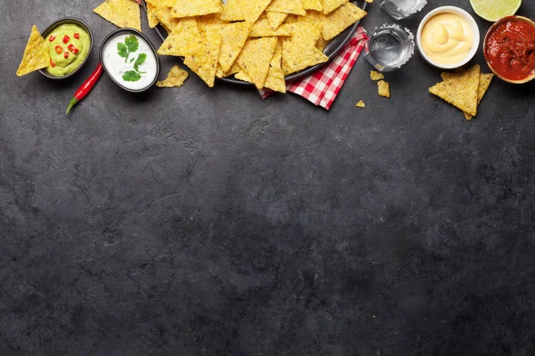 Çeşitli Soslu Meksika Cipsi Guacamole Salsa Peynir Ekşi Krema Üst — Stok fotoğraf