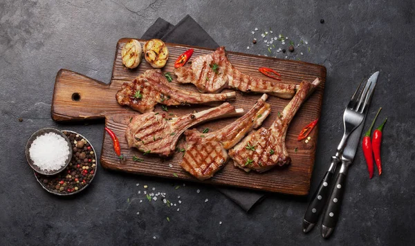 Grilled Lamb Ribs Cutting Board Hot Rack Lamb Spices Condiments — 스톡 사진