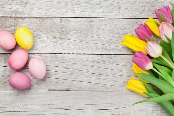 Pasen Wenskaart Met Paaseieren Tulpenbloemen Houten Achtergrond Bovenaanzicht Plat Lag — Stockfoto