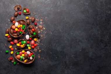 Çikolatalı paskalya yumurtaları ve renkli tatlılar. Üst Manzara. Selamlarınız için uzayı olan düz uzanın