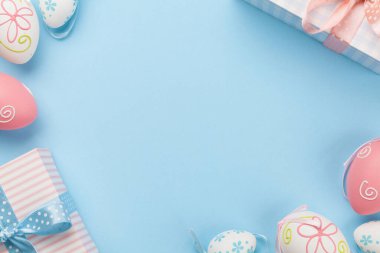 Hediye kutularıyla Paskalya tebrik kartı ve mavi arka planda renkli paskalya yumurtaları. Tebrik etmek için en üstteki dairede yer var.
