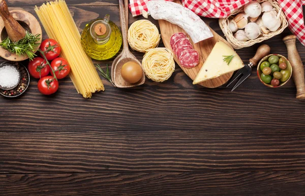 Italiaanse Keuken Ingrediënten Pasta Kaas Salami Olijven Eieren Bovenaanzicht Plat — Stockfoto