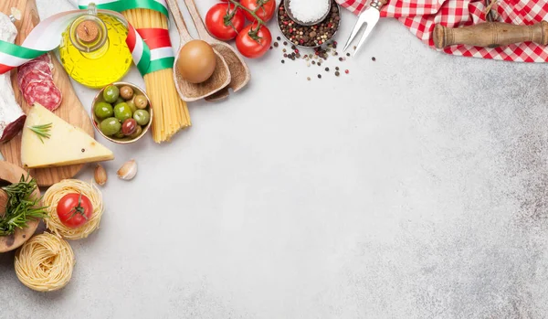 Włoska Kuchnia Składniki Żywności Makaron Ser Salami Oliwki Pomidory Widok — Zdjęcie stockowe