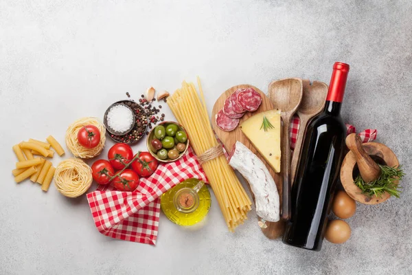 Zutaten Der Italienischen Küche Nudeln Käse Salami Oliven Und Wein — Stockfoto
