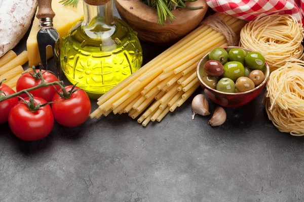 Cocina Italiana Ingredientes Alimentarios Pasta Queso Aceitunas Tomates Mesa Piedra — Foto de Stock