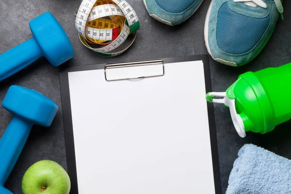 Fitnessgeräte Und Unbeschriebenes Blatt Für Den Trainingsplan Auf Holzgrund Draufsicht — Stockfoto