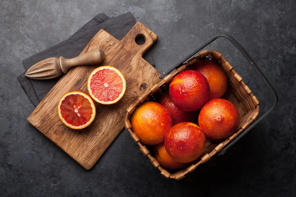 Sicilianska Blod Saftiga Apelsiner Korg Och Juicer Ovanifrån — Stockfoto