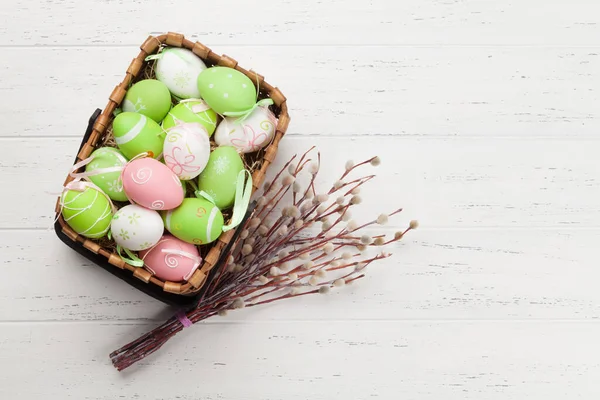 Pasen Wenskaart Met Kleurrijke Paaseieren Mand Houten Tafel Bovenaanzicht Met — Stockfoto