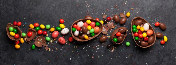Schokolade Ostereier Und Bunte Süßigkeiten Auf Steinhintergrund Grußkarte Ansicht Von — Stockfoto