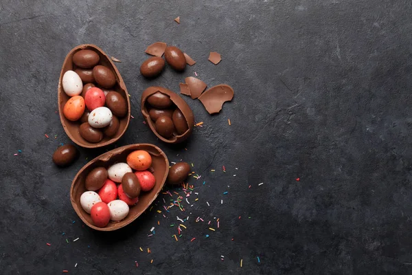 Huevos Pascua Chocolate Dulces Colores Tarjeta Felicitación Fondo Piedra Vista — Foto de Stock