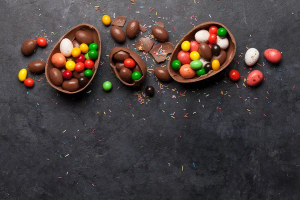 Oeufs Pâques Chocolat Bonbons Colorés Sur Fond Pierre Carte Vœux — Photo