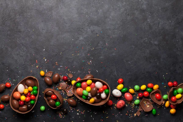 Čokoládová Velikonoční Vajíčka Barevné Sladkosti Kamenném Pozadí Blahopřání Horní Pohled — Stock fotografie