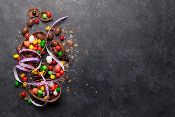 Schokolade Ostereier Und Bunte Süßigkeiten Auf Steinhintergrund Grußkarte Ansicht Von — Stockfoto