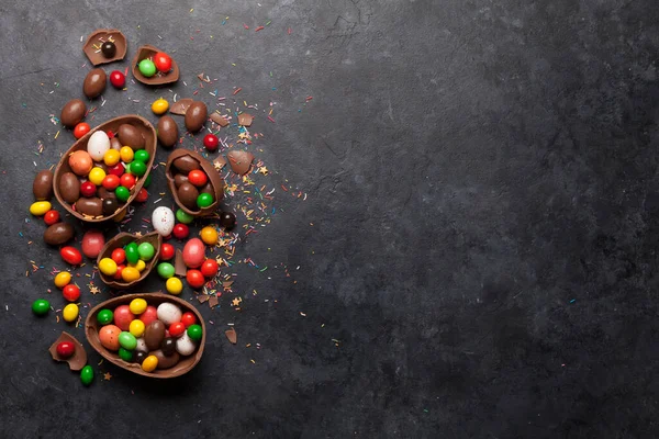 Chocolade Paaseieren Kleurrijke Zoetigheden Stenen Achtergrond Wenskaart Bovenaanzicht Flat Lag — Stockfoto