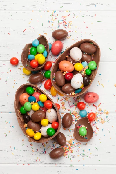 Huevos Pascua Chocolate Dulces Colores Tarjeta Felicitación Fondo Madera Vista — Foto de Stock