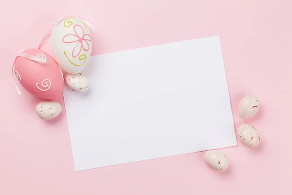 Påsk Gratulationskort Med Färgglada Påskägg Rosa Bakgrund Ovanifrån Platt Låg — Stockfoto