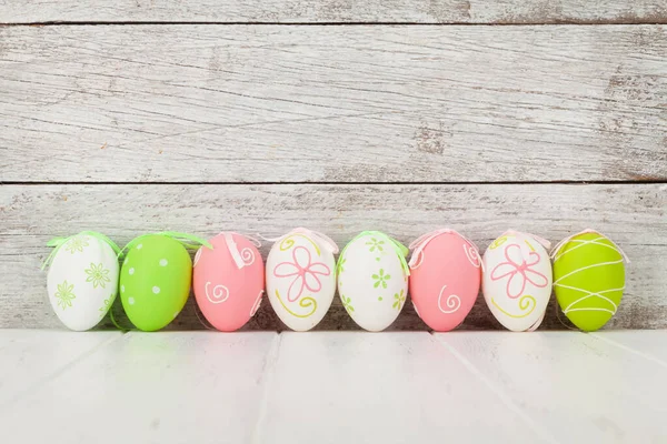 Carte Vœux Pâques Avec Des Œufs Pâques Colorés Devant Mur — Photo