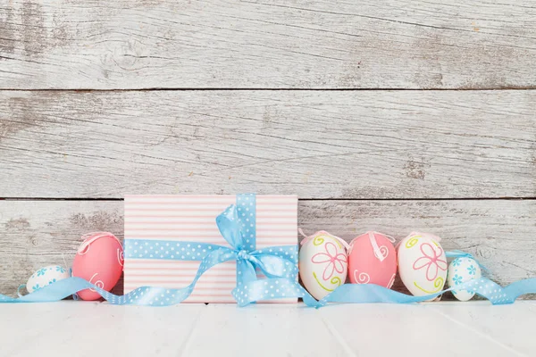 Tarjeta Felicitación Pascua Con Coloridos Huevos Pascua Caja Regalo Frente —  Fotos de Stock